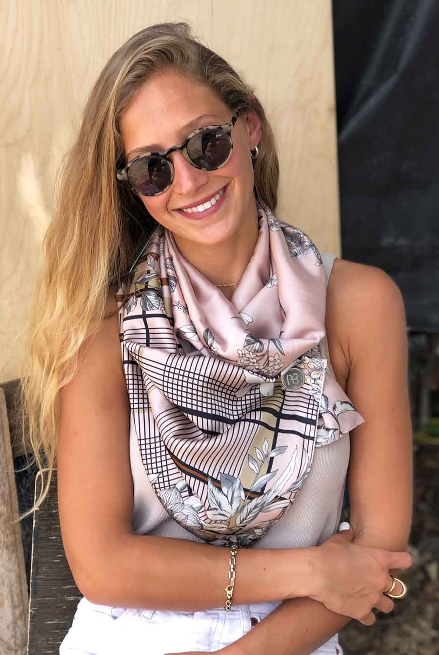 צעיף פרחוני בסגנון יפני ורוד סאטן מריה - עם פגם קטן בהנחה שווה