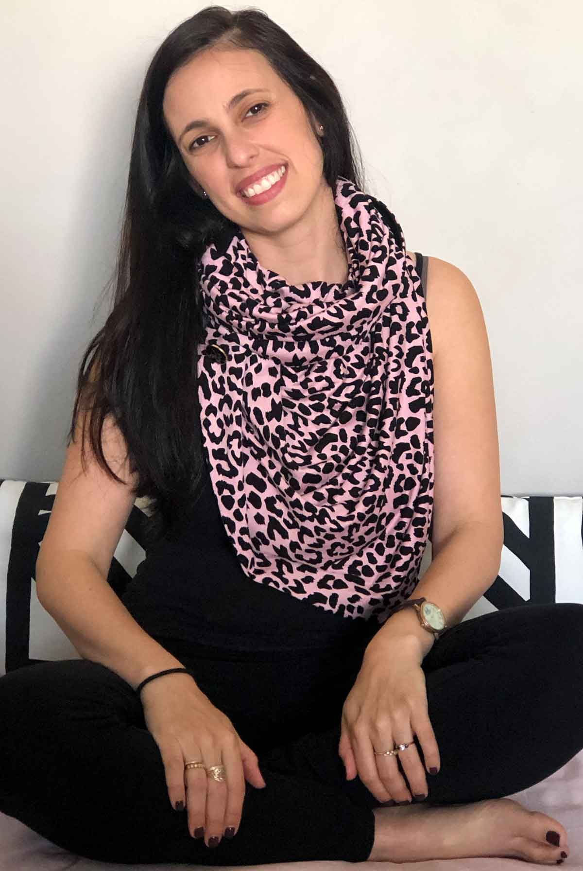 סינר הנקה דו-צדדי שהופך לצעיף! הדפס מנומר ורוד-שחור בבד ויסקוזה רך ונעים דגם דייזי