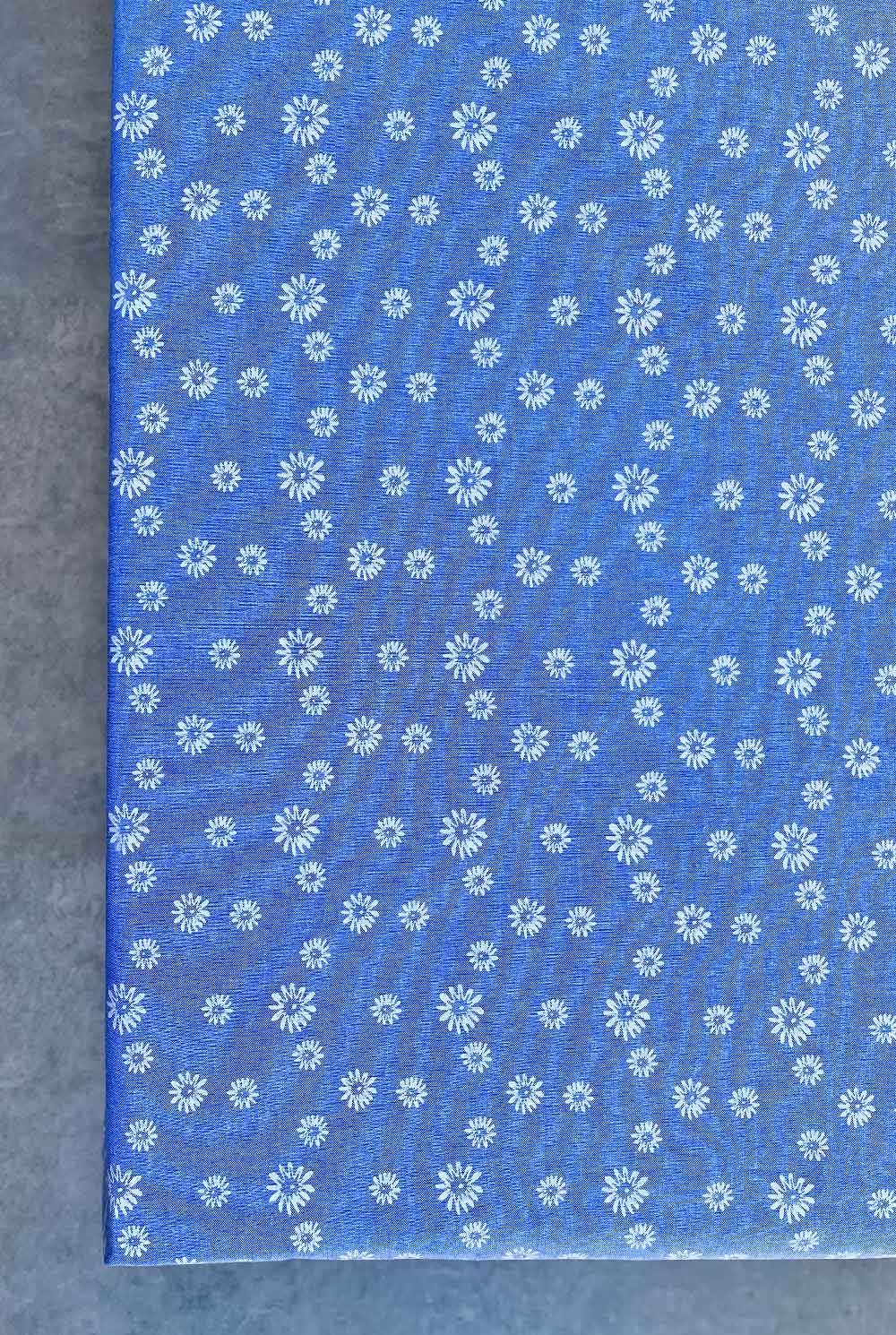מפת שולחן כותנה בכחול ג׳ינס היסטרי ופרחים לבנים דגם ג׳נה
