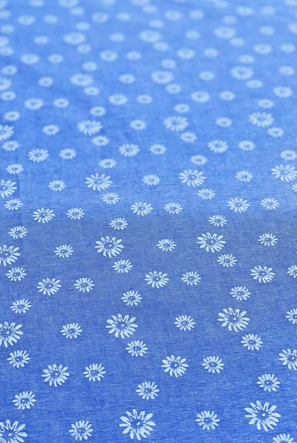 מפת שולחן כותנה בכחול ג׳ינס היסטרי ופרחים לבנים דגם ג׳נה