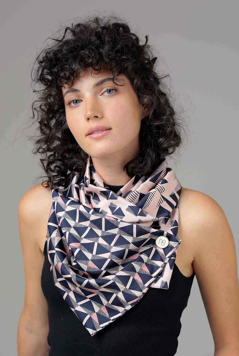 צעיף ורוד גאומטרי אנג'ליקה